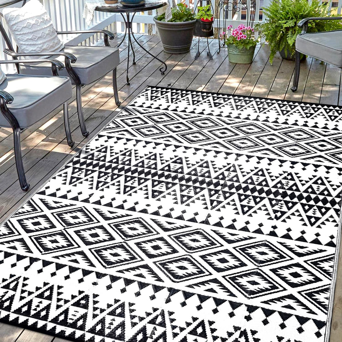 DiiKoo waterproof outdoor rug with Bohemia reversible pattern for patios and decks.