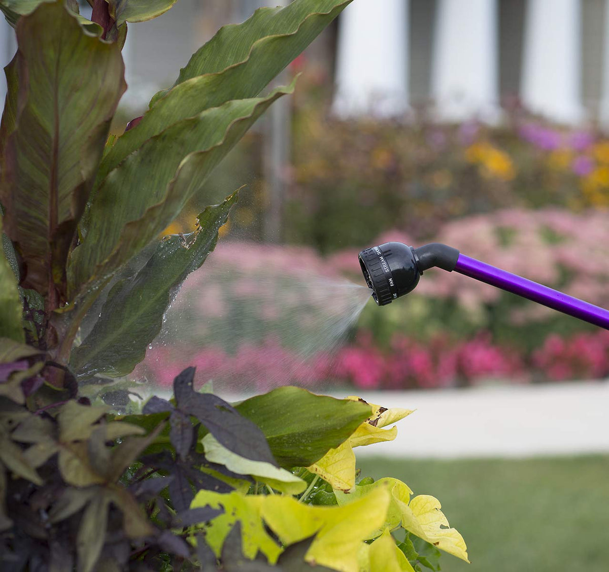Dramm RainSelect 9-pattern spray head for versatile garden watering.