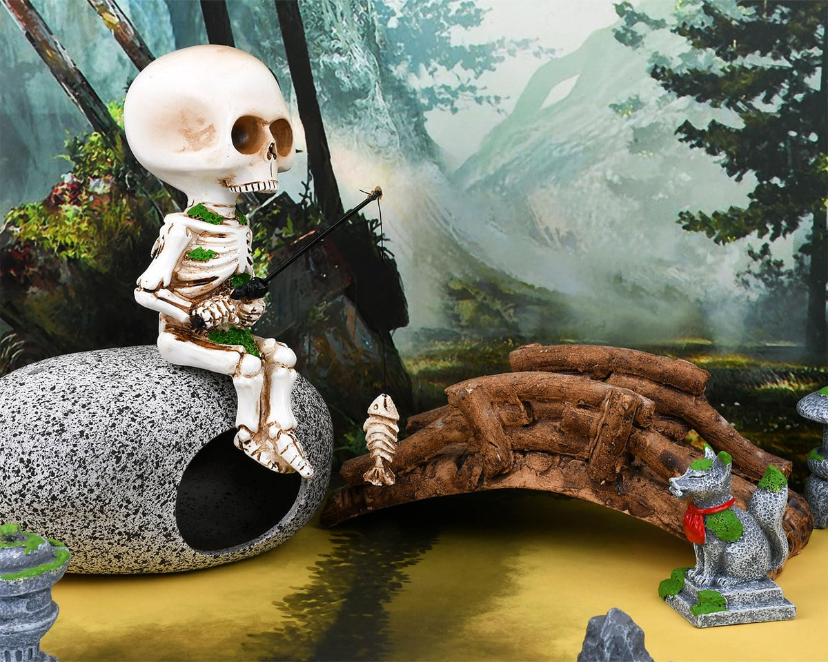 DS. DISTINCTIVE STYLE mini skull fisher figure ideal for year-round garden display