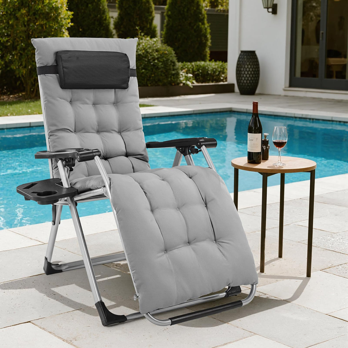 DUMOS chair with cup holder and removable cushion for convenient outdoor use.