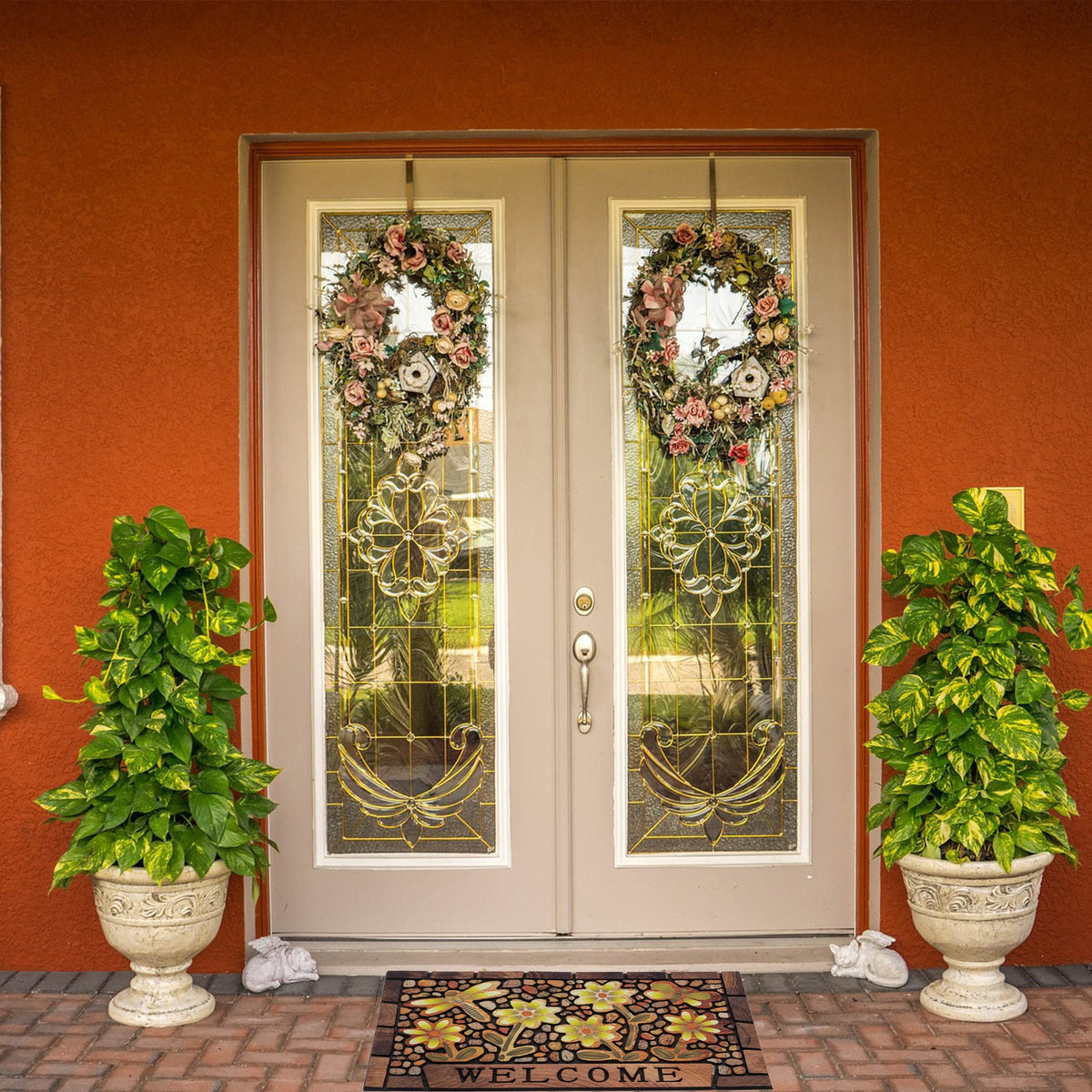 DWKKX dirt-absorption door mat helps keep floors clean.