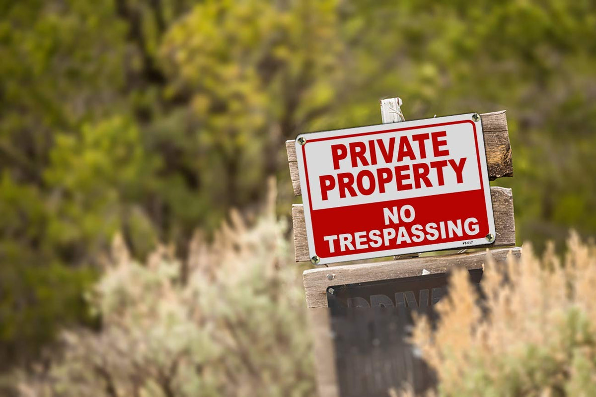 Dxyizus outdoor no-trespassing sign uses UV printing for long-lasting color.