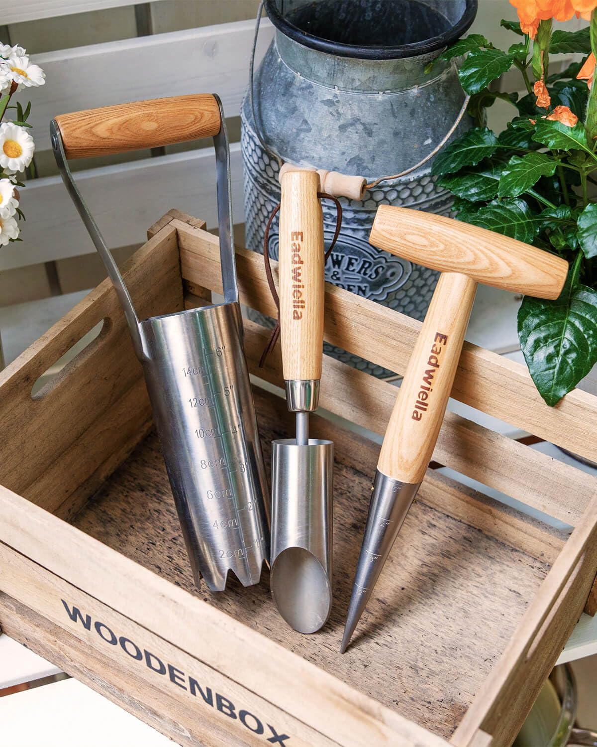 Elegant gift for gardening enthusiasts who value quality and craft.