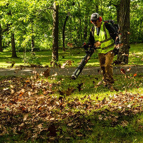 Echo PB-9010T in action with tube-throttle for controlled work