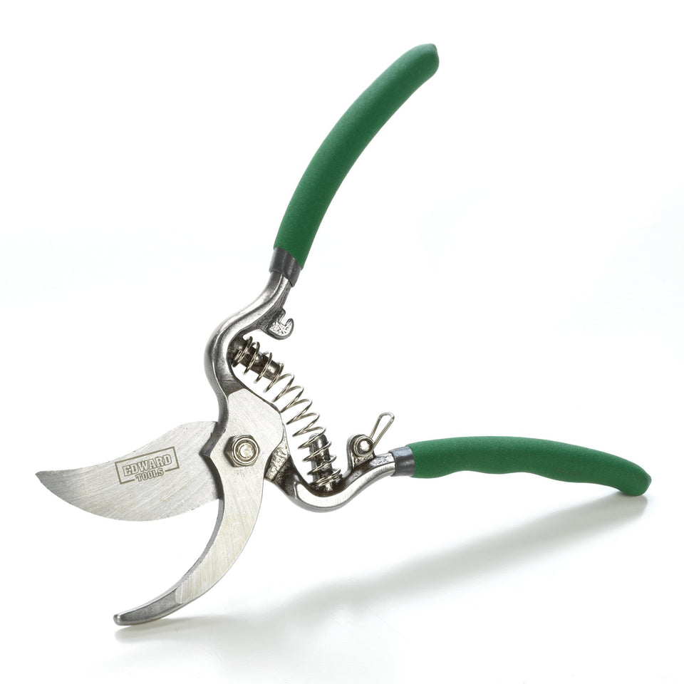 Edward Tools Classic Cut Bypass Pruner demonstrates a clean 1-inch branch cut for precise pruning
