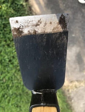 Edward Tools solid oak handle adds strength and durability for gardening tasks.