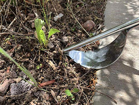 Edward Tools ergonomic cushioned handle reduces hand fatigue during weeding