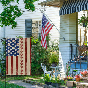 EKOREST Independence Day flag enhances garden ambience.
