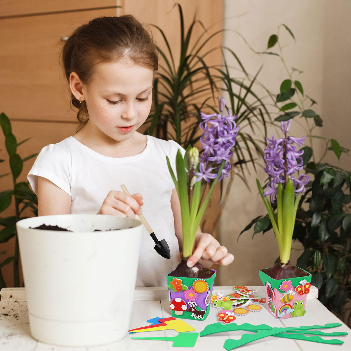 Elcoho garden craft kit includes tools and stickers for quick DIY sessions.