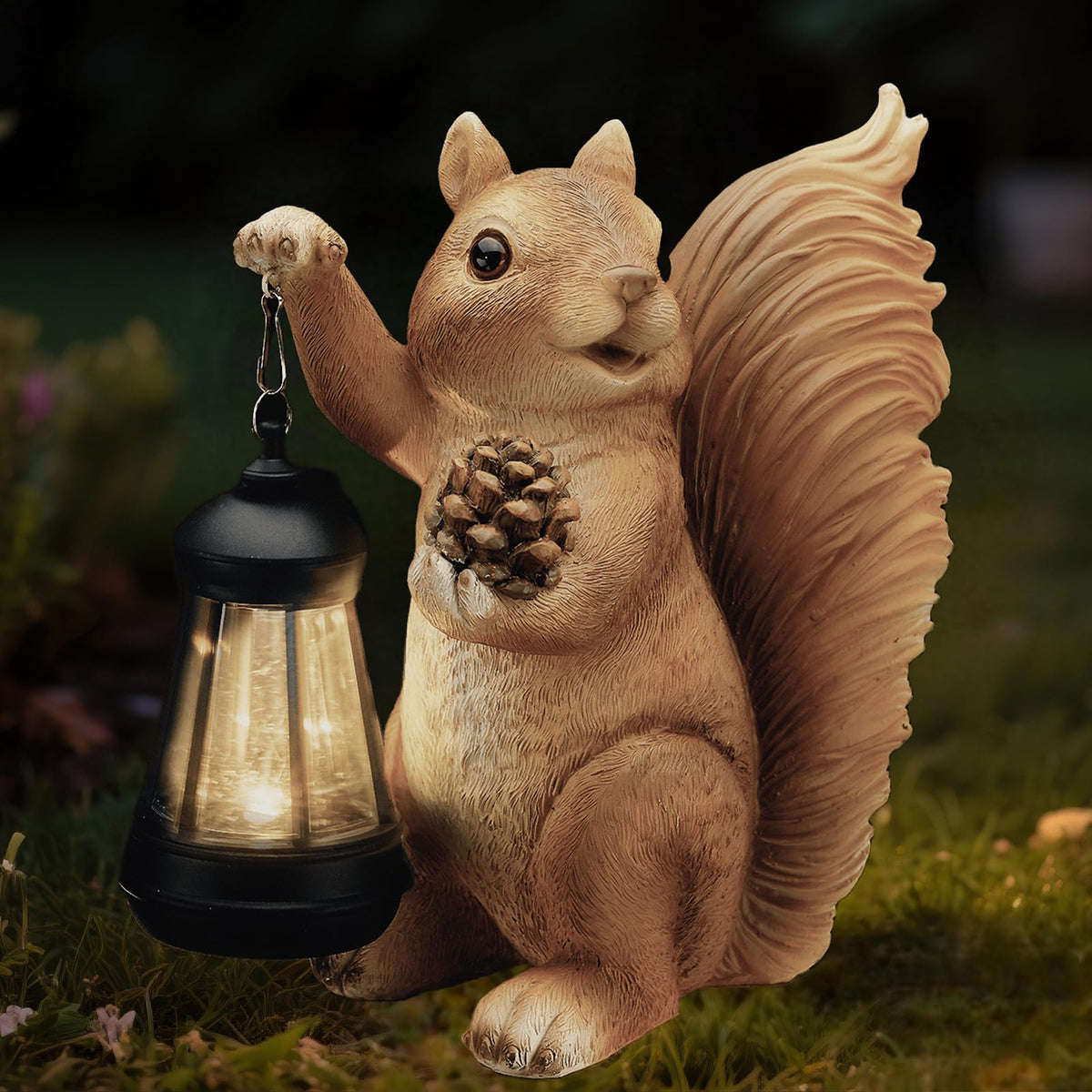 Elegondrar solar squirrel lantern garden statue glows softly to create welcoming evenings.