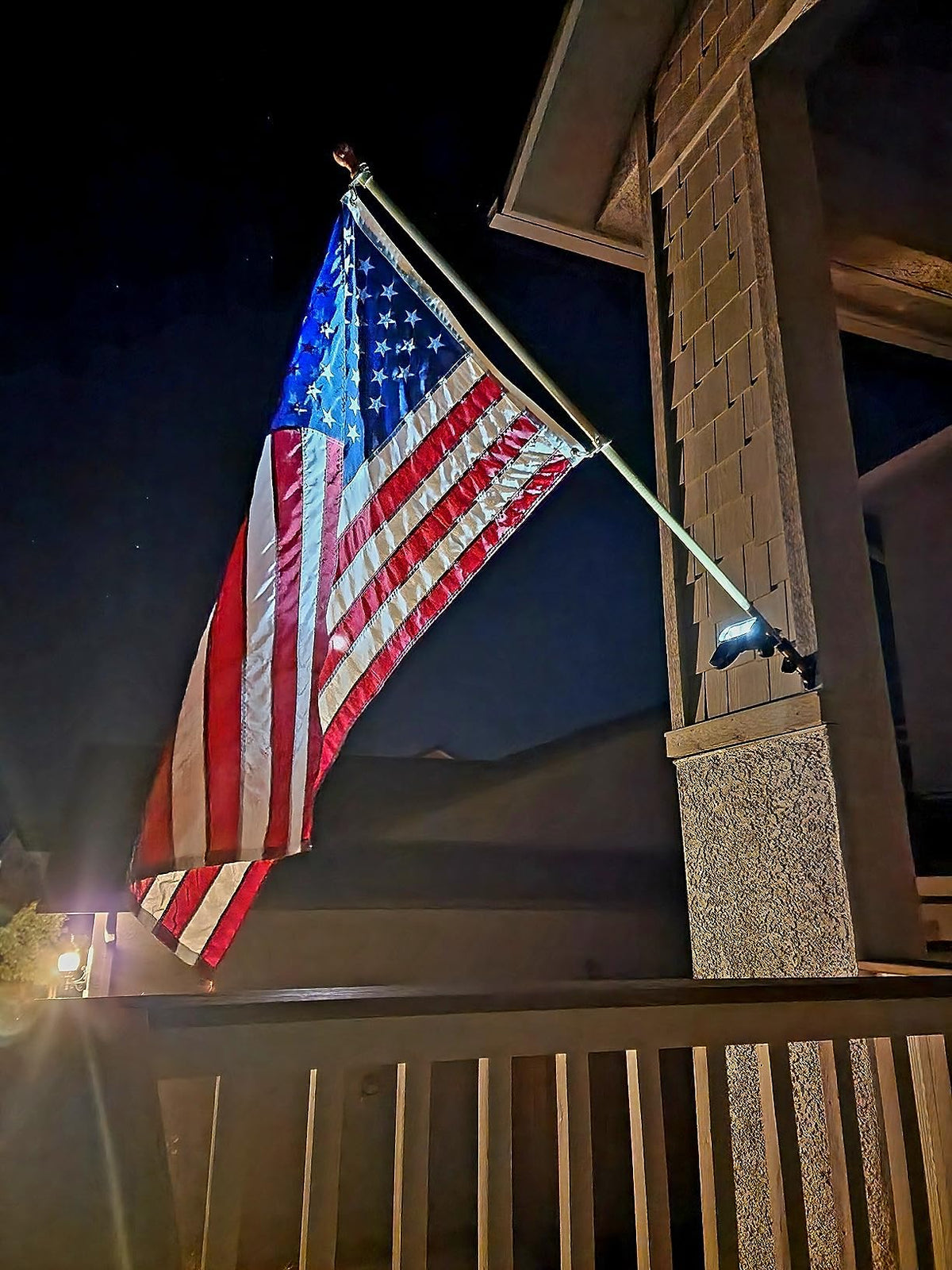 Enrybia flag-pole-light-adjustable-head directs light precisely where needed.