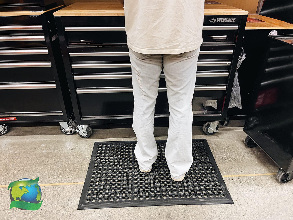 Envelor 24x36 rubber mat enables quick cleaning and setup.