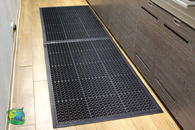 Envelor easy-clean mat simplifies rinsing debris after use.