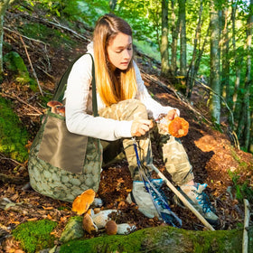 Eorbow front pouch keeps phone and tools within easy reach