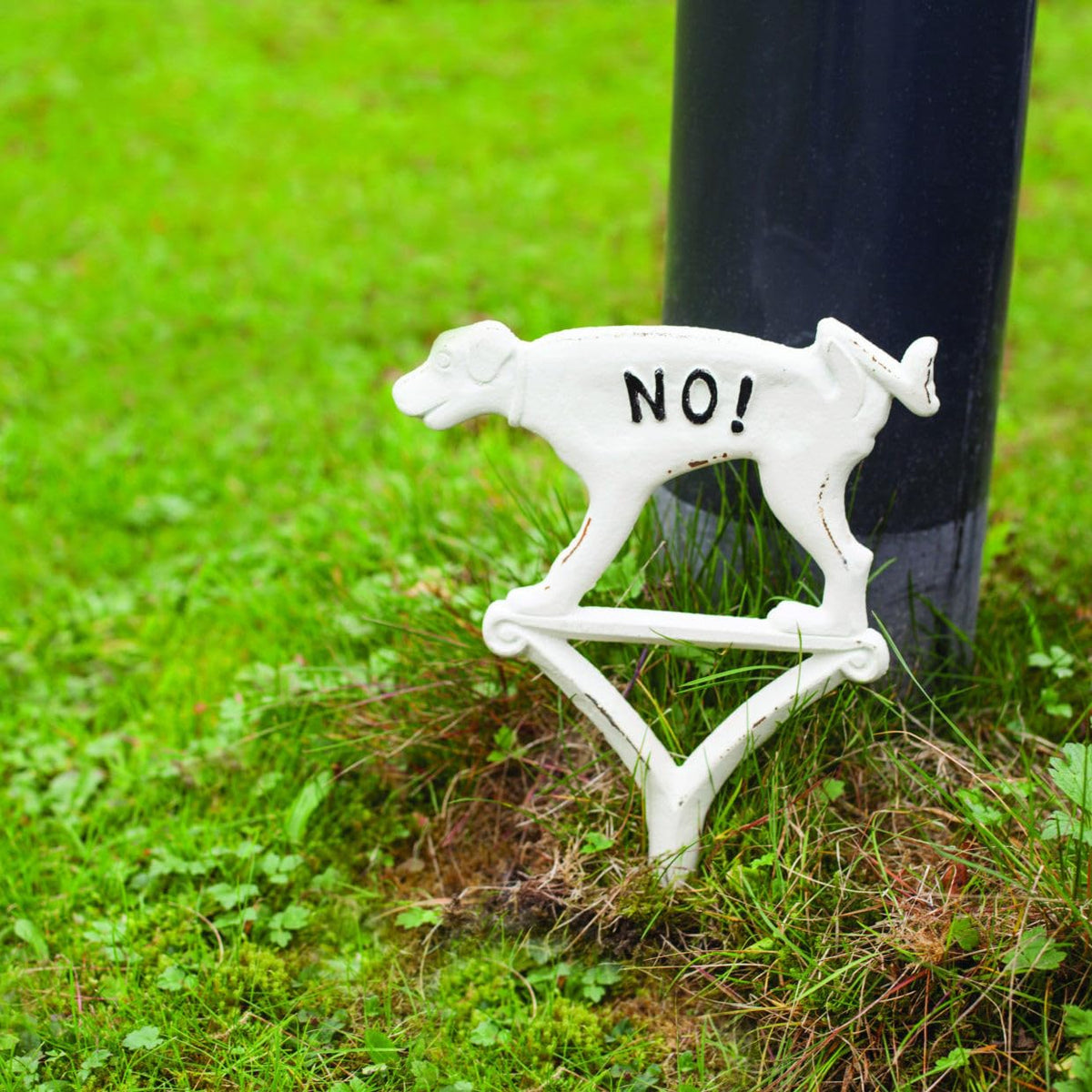 Esschert Design HB16 sign stake detail in white iron for sturdy lawn installation.