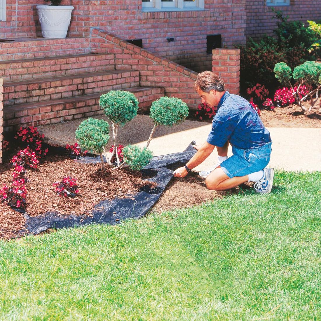 EXTRAEASY easy-install weed barrier simplifies laying and fitting.