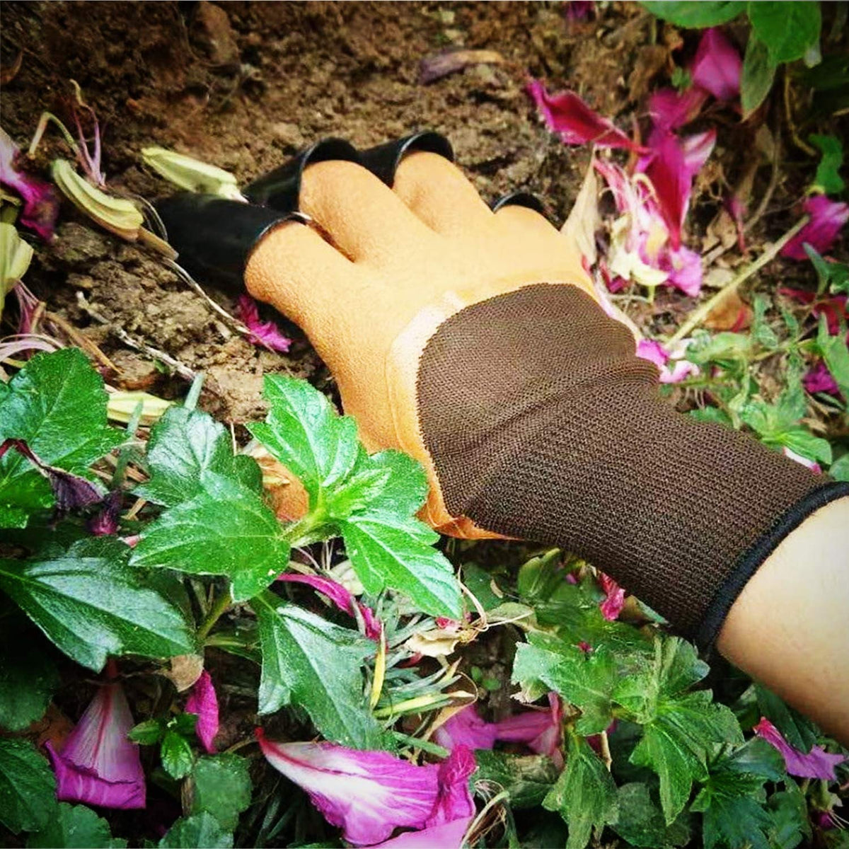 Famoy Claw Gloves provide puncture protection while handling thorns and branches