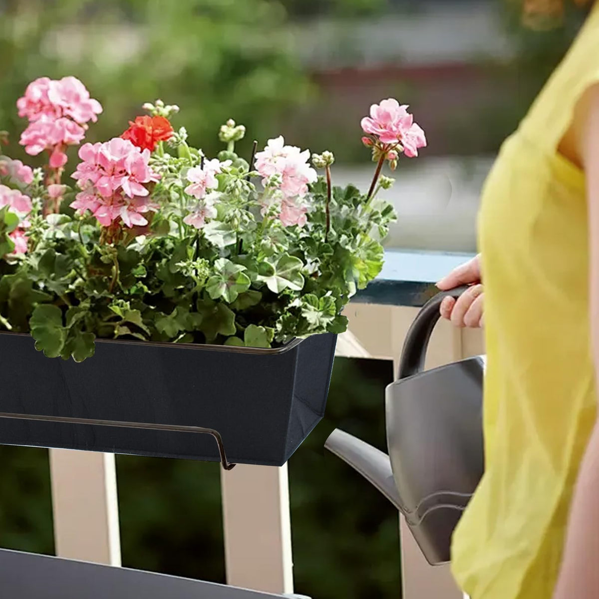 Fantang bird nesting deterrent felt liner helps keep planters tidy.
