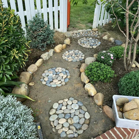 FANTIAN garden decor stones add texture to flower beds