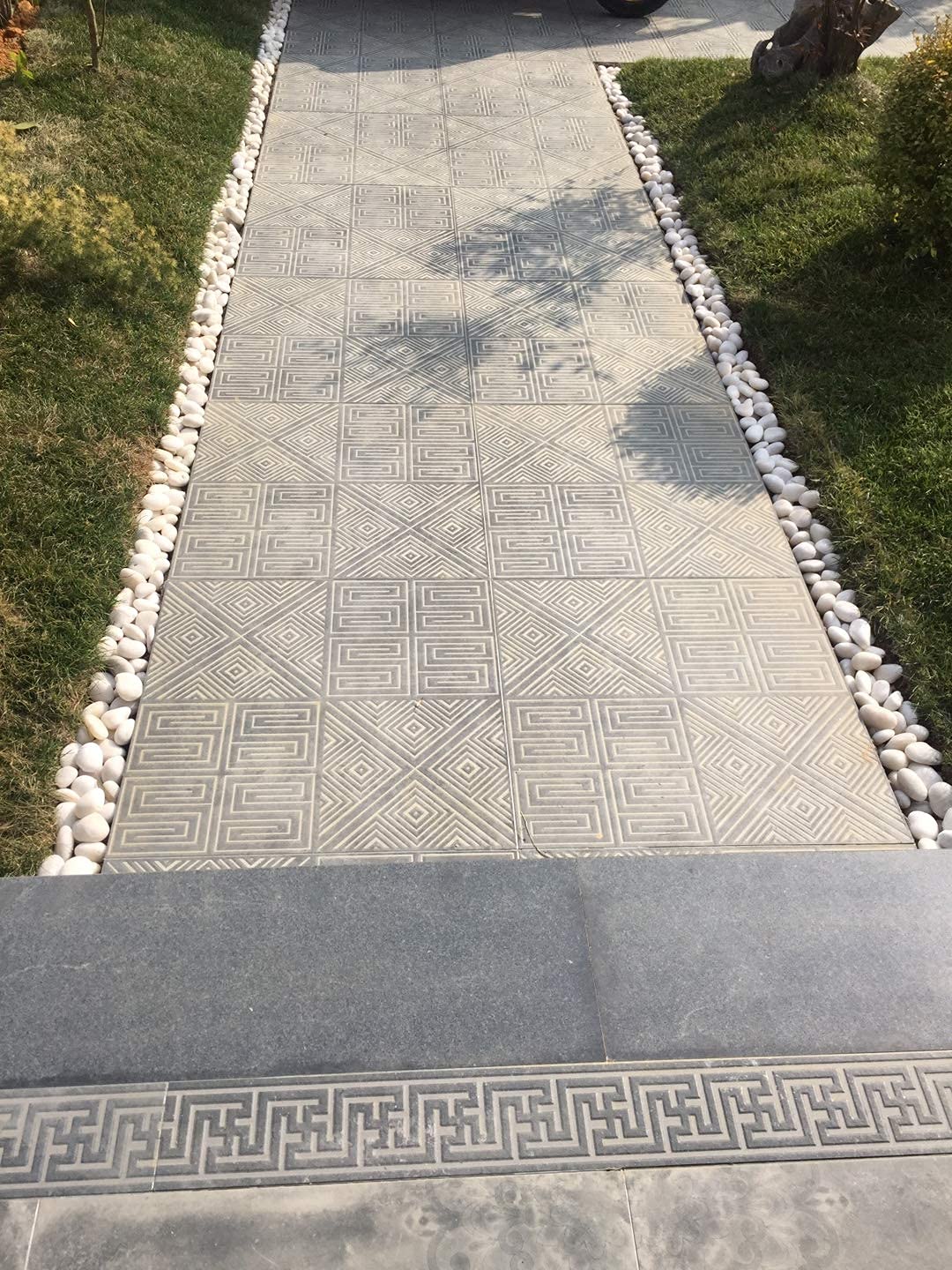 FANTIAN white pebbles brighten walkways and patio décor.