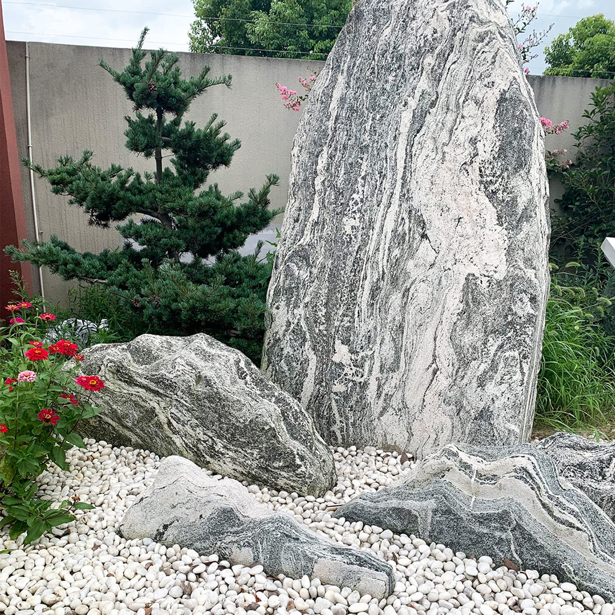 FANTIAN rocks for landscaping provide clean contrast and lasting beauty