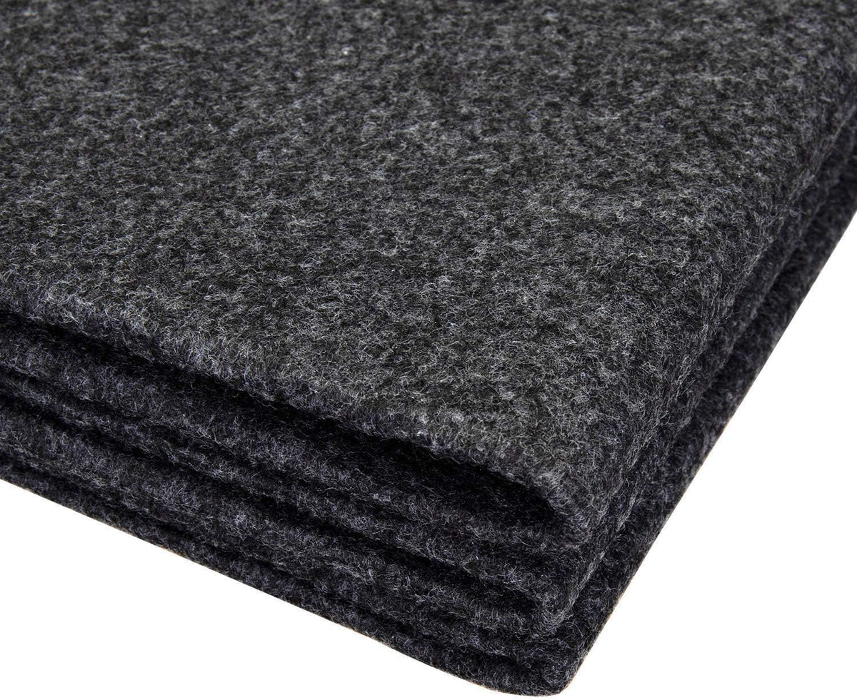 Fasmov oil and sauce spill pad absorbs messes during backyard barbecues.