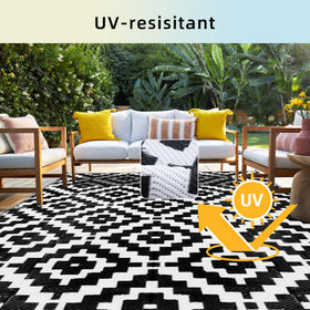 Favoyard UV-resistant patio rug preserves vibrant color under sun.
