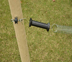 FENSMILE insulated gate handle galvanized hook close-up reduces oxidation.