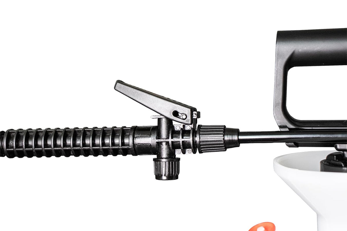 Field King funnel-top design simplifies filling and monitoring liquid levels.