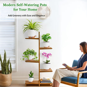 Fielda removable tray provides leak protection and easy cleaning.