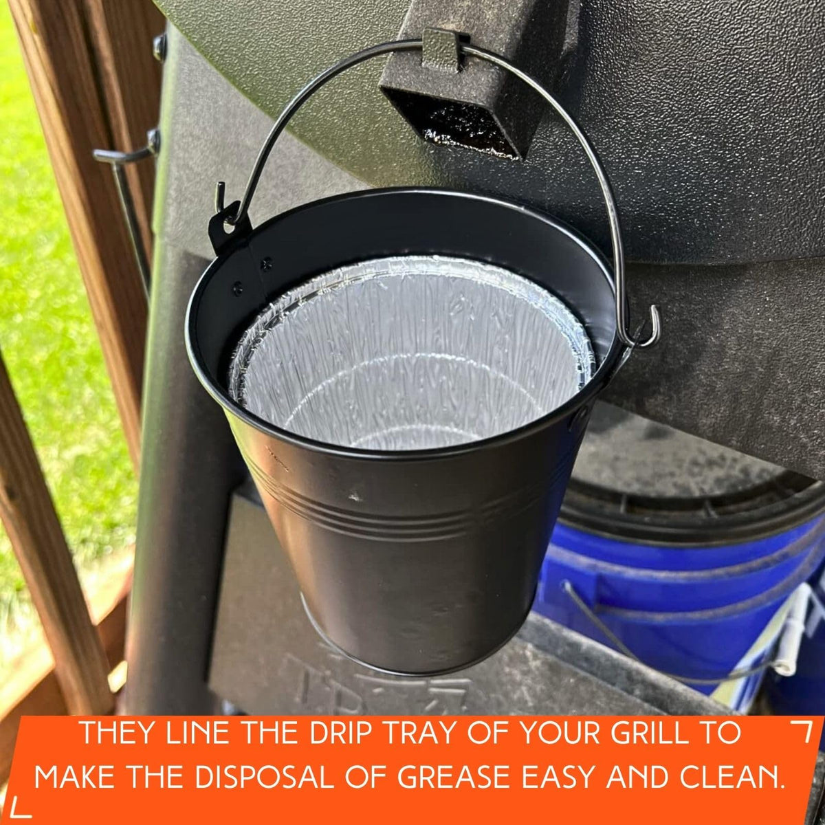 Disposable liners make post-meal cleanup quick and hassle-free.