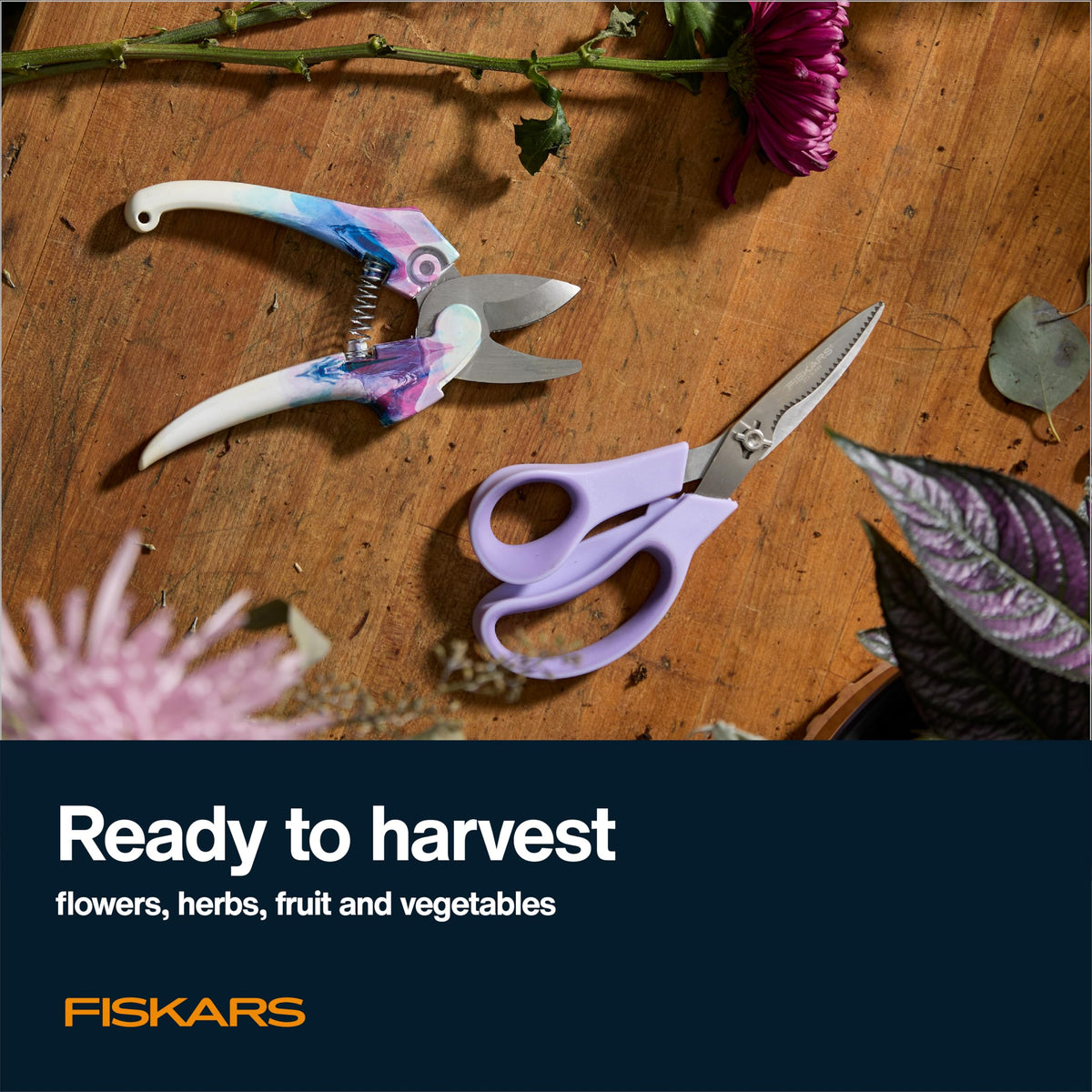 Fiskars breathable garden gloves L/XL: comfortable hand protection during potting and pruning.