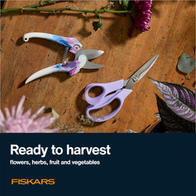 Fiskars breathable garden gloves L/XL: comfortable hand protection during potting and pruning.