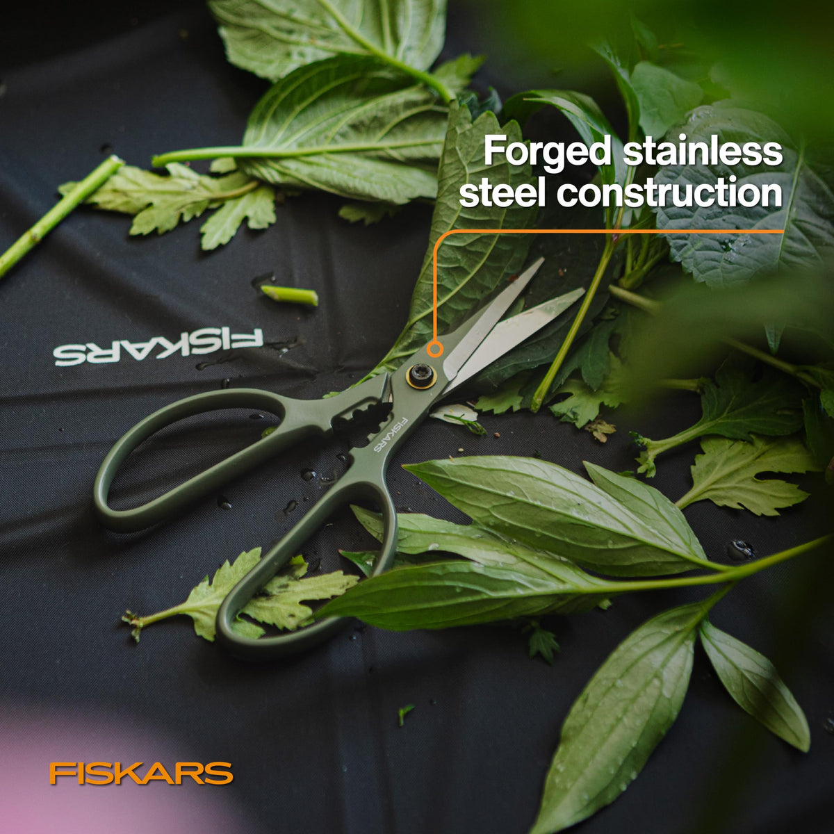 Fiskars built-in notch makes leaf and thorn removal easy during pruning.