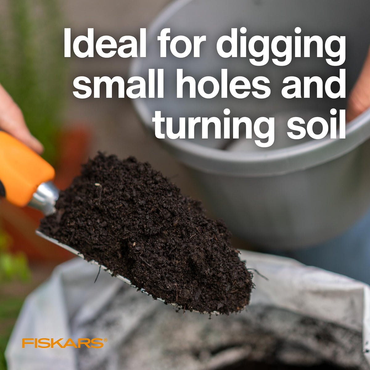 Fiskars Ergo Trowel cast-aluminum head delivers rust resistance and durability.