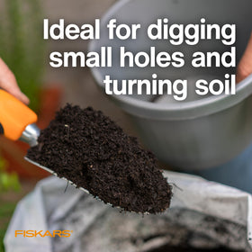 Fiskars Ergo Trowel cast-aluminum head delivers rust resistance and durability.
