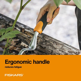Fiskars Ergo Weeder aluminum head delivers leverage to uproot stubborn weeds.