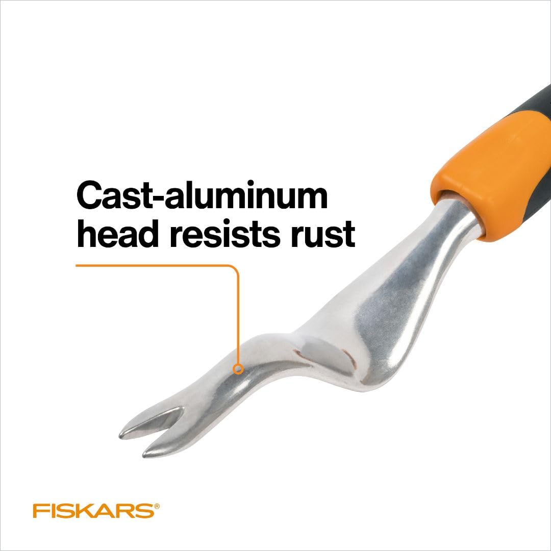 Fiskars Ergo Weeder hang hole enables easy storage between tasks.