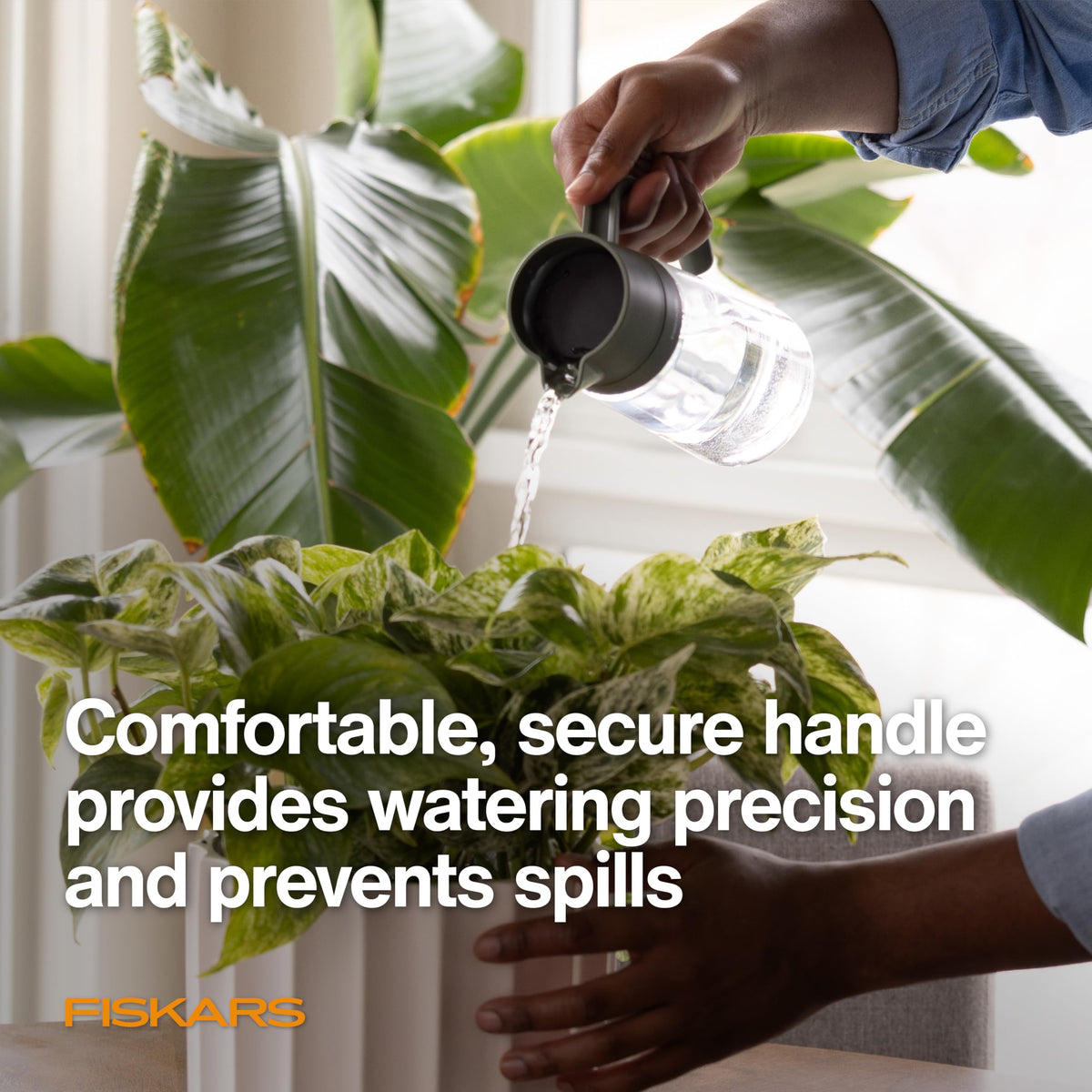 Fiskars Carafe ergonomic handle provides secure grip during watering.