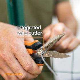 Non-stick blades stay smooth when slicing damp materials