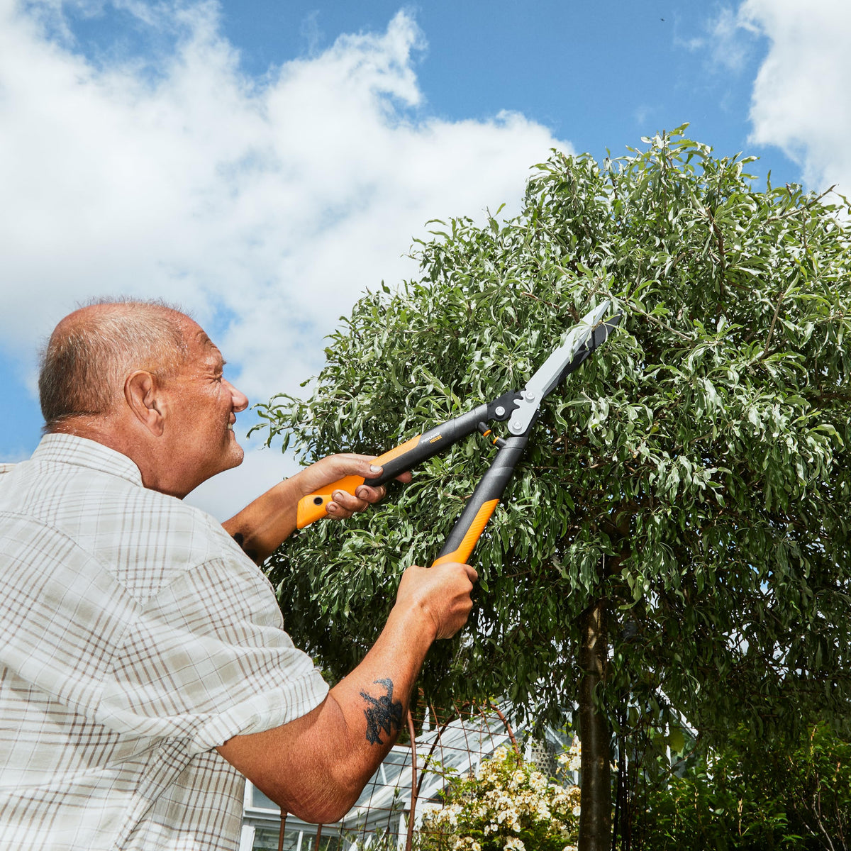 Fiskars PowerGear2 Hedge Shears lever action showing increased leverage for easier pruning