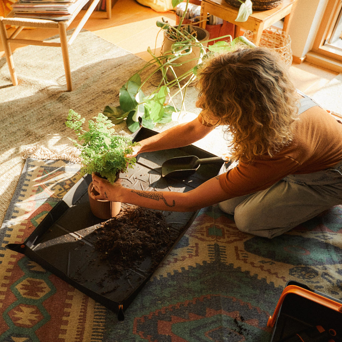 Fiskars repotting mat puncture-resistant panels support long-lasting durability.