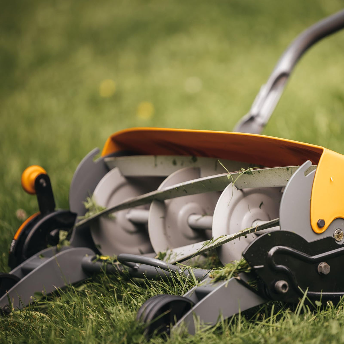 Fiskars StaySharp Max Reel Mower with limited warranty highlighting durability.