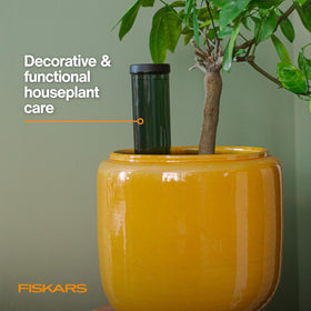 Fiskars water reservoir shows 11.75 oz capacity for multi-day hydration of plants.