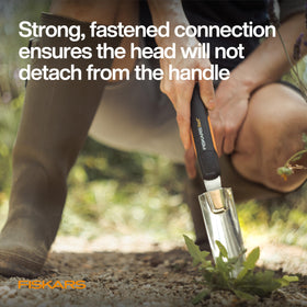 Fiskars Xact Weeder strong, fastened connection prevents head detachment.