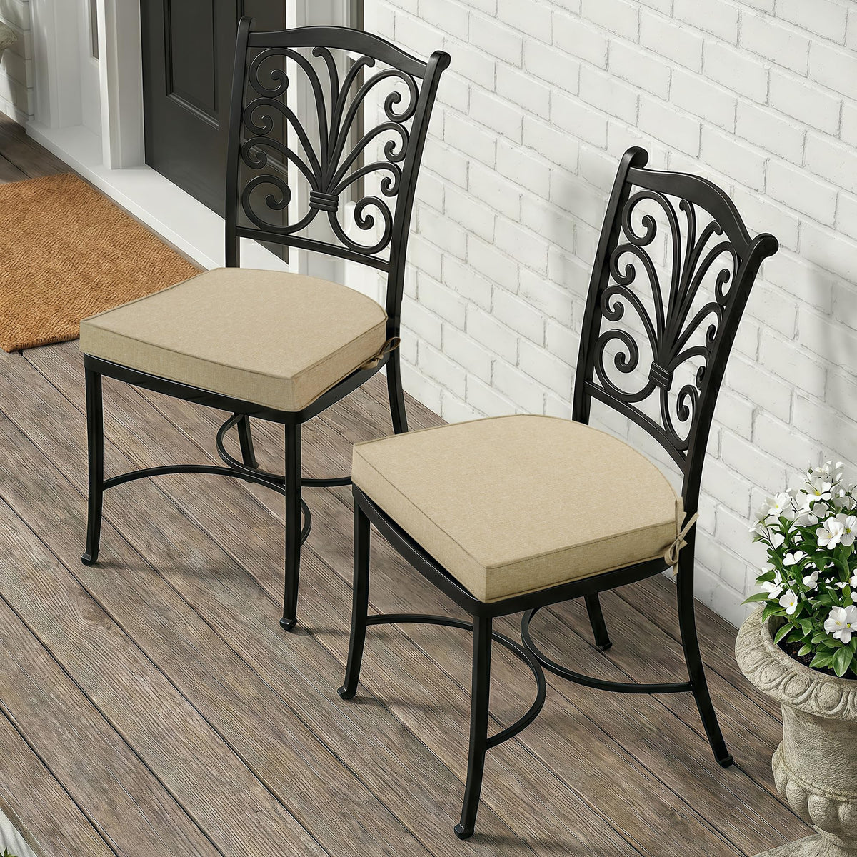 Fitfree fade-resistant cushions stay vibrant under strong sun exposure