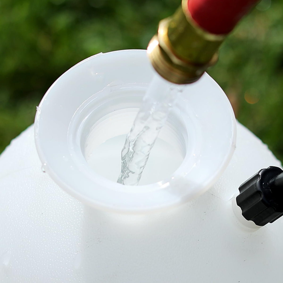 Wide-mouth fill design keeps refills clean and fast.