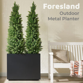 Foresland planter showing span divider for flexible spacing and mixed heights.