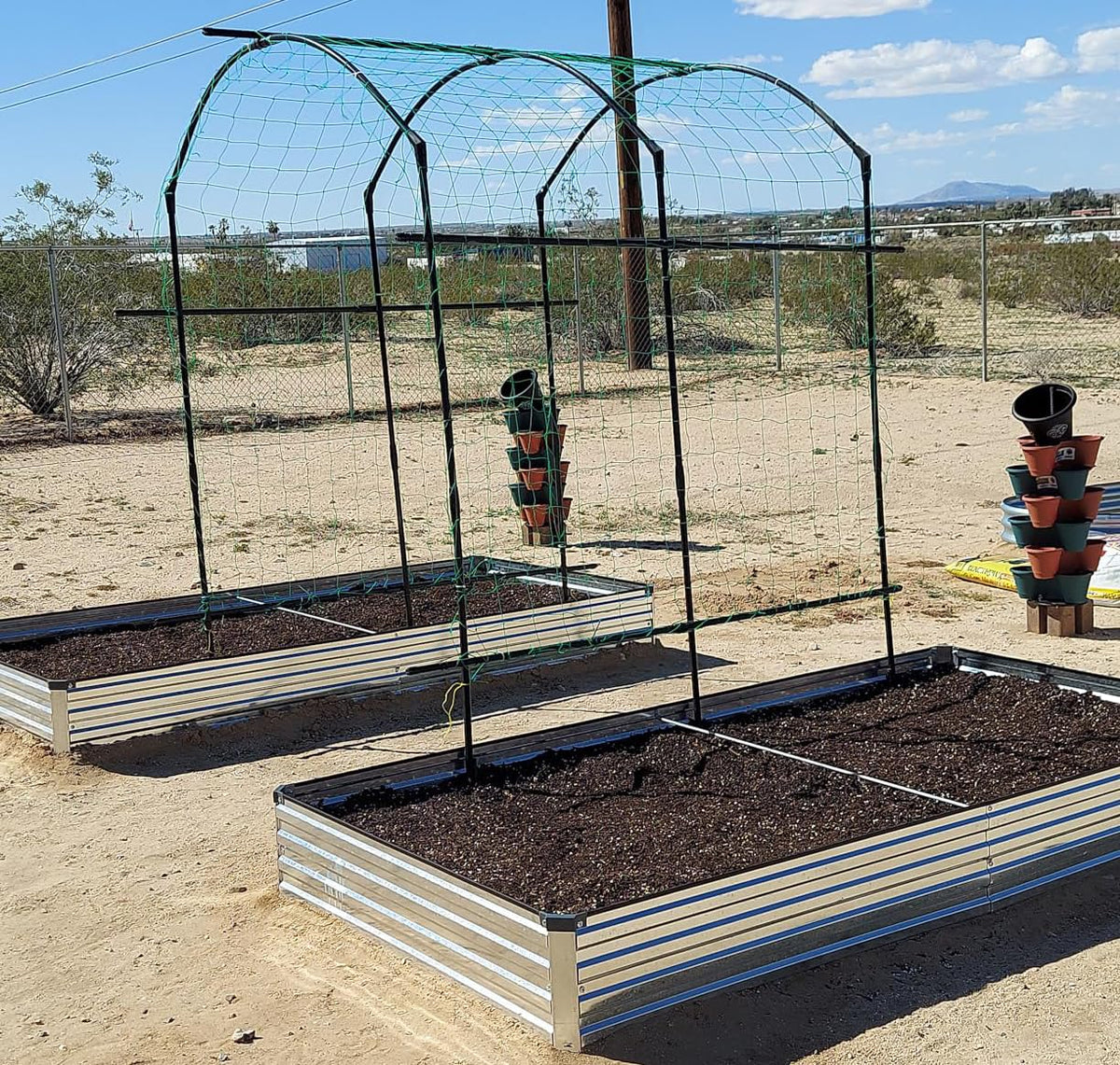 Foxlang outdoor planter box metal kit ideal for vegetables, herbs, and flowers.