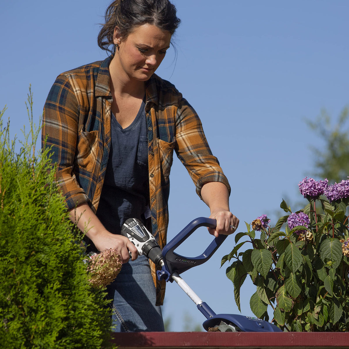 Ergonomic handle of the Fusion Cultivator supports comfortable cultivation